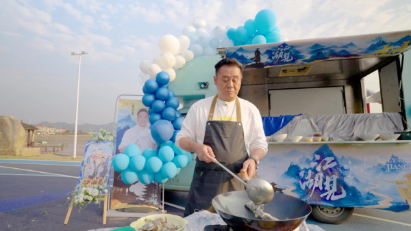江湖見丨三屆視帝黎耀祥晒驚人廚藝!與麥長青岸邊對決 夕陽下互餵男人的浪漫