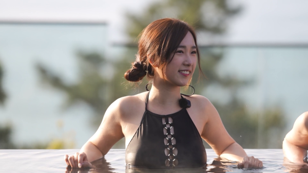 自然系女子旅行3丨梁超怡三點式泳衣放題浸按摩池 突然自誇嘴功了得豪言「要唔要試」