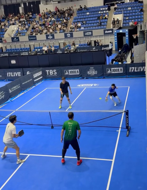 43歲關楚耀熱血出戰Pickleball亞太賽！孖拍檔勇奪銀牌甜謝太太全程相隨