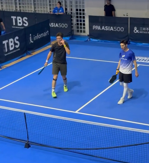43歲關楚耀熱血出戰Pickleball亞太賽！孖拍檔勇奪銀牌甜謝太太全程相隨