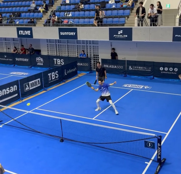 43歲關楚耀熱血出戰Pickleball亞太賽！孖拍檔勇奪銀牌甜謝太太全程相隨