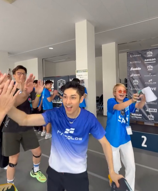 43歲關楚耀熱血出戰Pickleball亞太賽！孖拍檔勇奪銀牌甜謝太太全程相隨