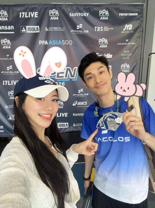 43歲關楚耀熱血出戰Pickleball亞太賽！孖拍檔勇奪銀牌甜謝太太全程相隨