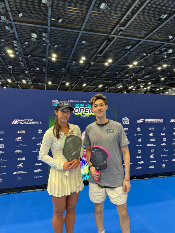 43歲關楚耀熱血出戰Pickleball亞太賽！孖拍檔勇奪銀牌甜謝太太全程相隨