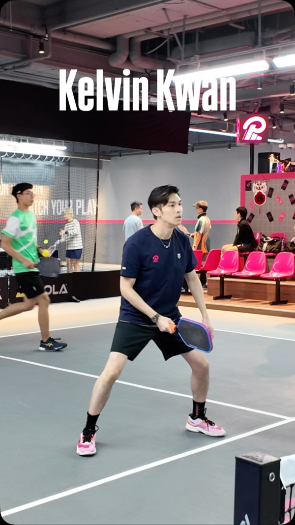 43歲關楚耀熱血出戰Pickleball亞太賽！孖拍檔勇奪銀牌甜謝太太全程相隨