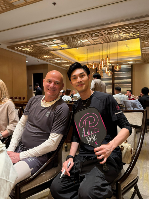 43歲關楚耀熱血出戰Pickleball亞太賽！孖拍檔勇奪銀牌甜謝太太全程相隨