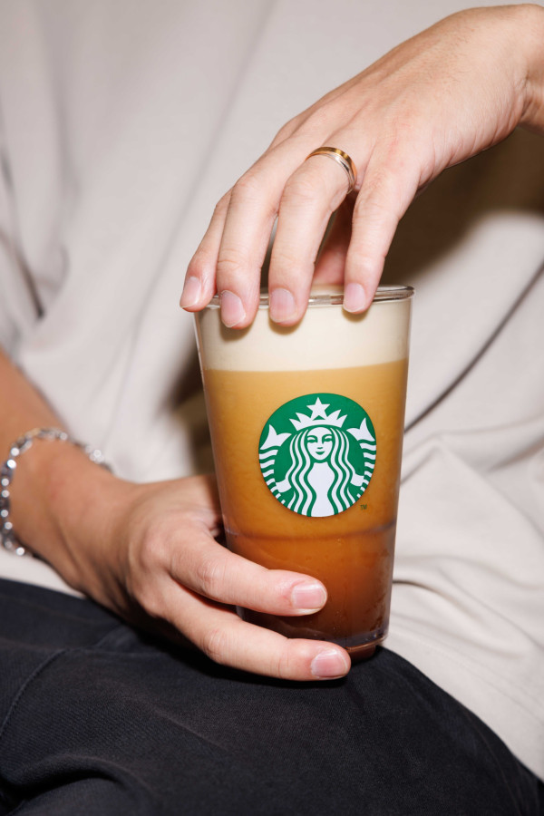 Starbucks粉紅熊仔士多啤梨造型玻璃杯登陸香港！草莓吸管+印有Starbucks字帽 加$20歎特大杯凍手調（附開賣日期）