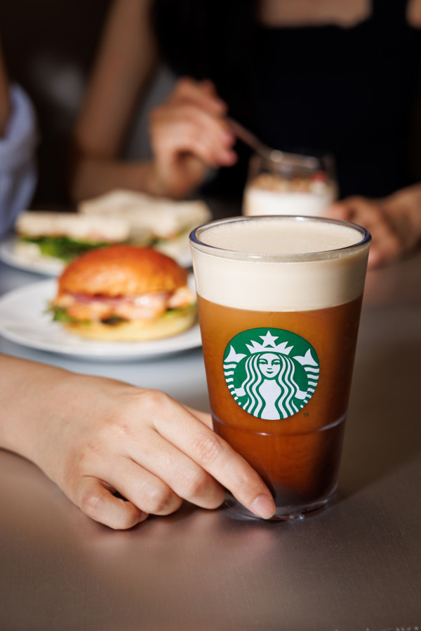 Starbucks粉紅熊仔士多啤梨造型玻璃杯登陸香港！草莓吸管+印有Starbucks字帽 加$20歎特大杯凍手調（附開賣日期）
