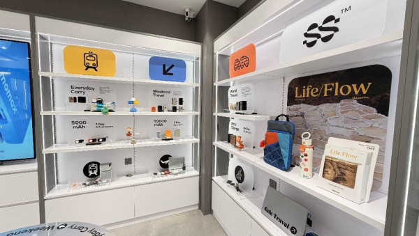 Momax 屯門市廣場全新品牌店揭幕 全港第 8 間分店「1-World Travel Zone」旅行專區率先看