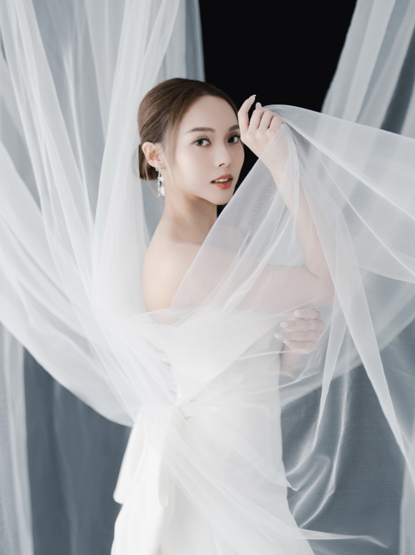 29歲女藝人結婚6對龍鳳鈪閃爆婚禮現場！《#後生仔》激罕REU賀新婚︰睇住個妹結婚