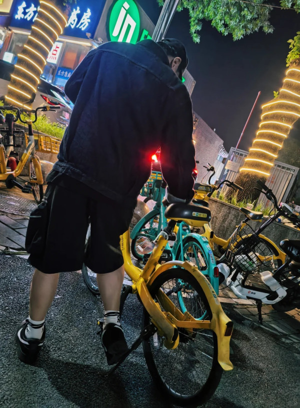 呂方疑與網約車司機爆粗口角後首次現身! 拍片教踩單車一句自嘲網民讚「大方」