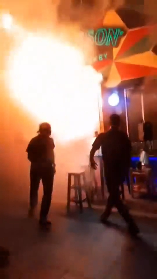 事發一刻曝光！泰國曼谷酒吧深夜大火 釀至少27死逾60傷 疑冷氣機短路引致 