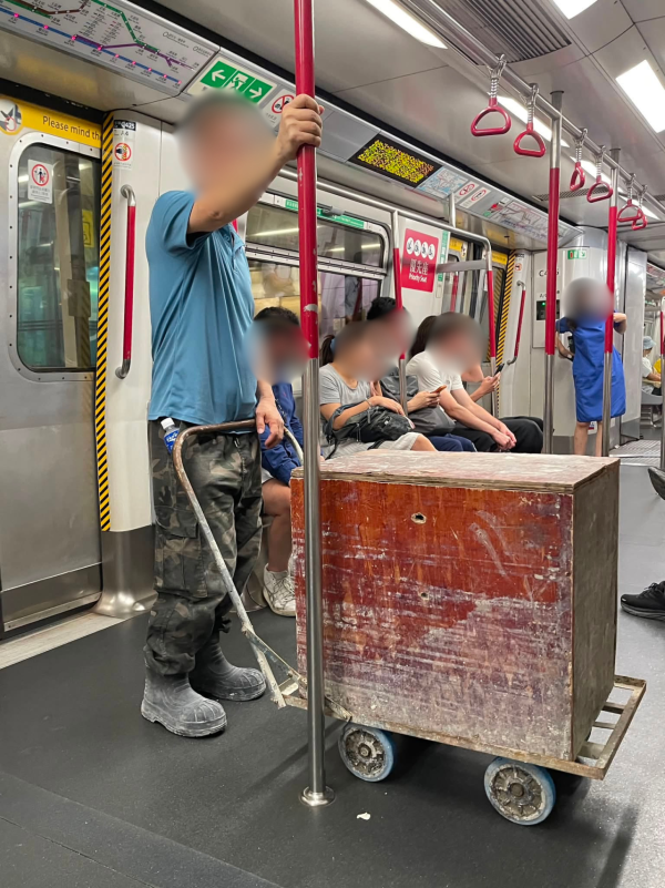 港鐵手推車載巨型木箱逼爆車廂惹怒乘客!網民兩極激烈論戰 附官方行李新規罰五千