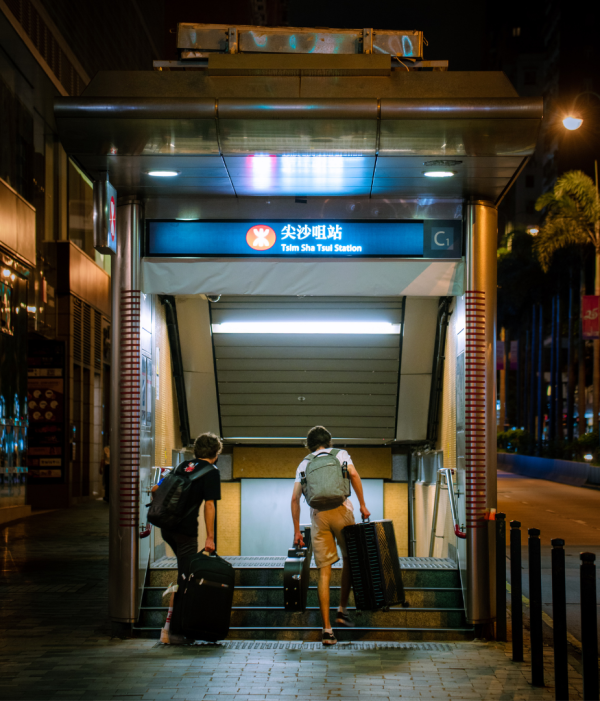 港鐵手推車載巨型木箱逼爆車廂惹怒乘客!網民兩極激烈論戰 附官方行李新規罰五千