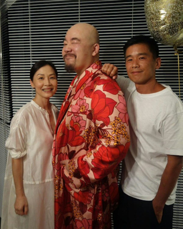 57歲彭羚激罕現身曝珍貴合照!零濾鏡真實素顏優雅從容:「不用美顏apps」