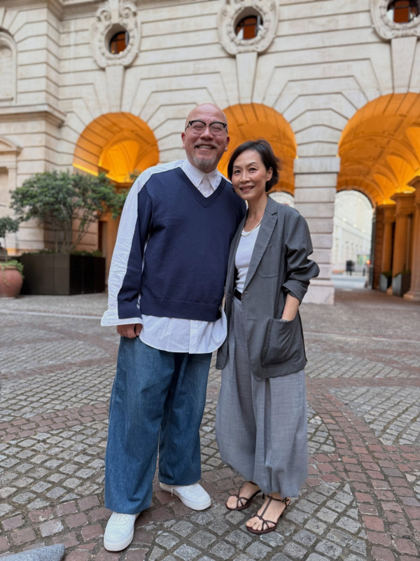 57歲彭羚激罕現身曝珍貴合照!零濾鏡真實素顏優雅從容:「不用美顏apps」