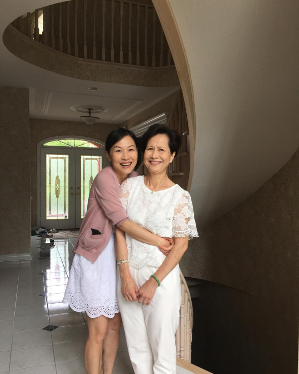 57歲彭羚激罕現身曝珍貴合照!零濾鏡真實素顏優雅從容:「不用美顏apps」
