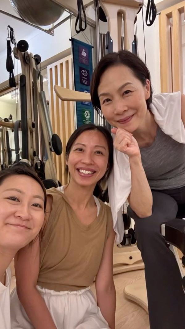57歲彭羚激罕現身曝珍貴合照!零濾鏡真實素顏優雅從容:「不用美顏apps」