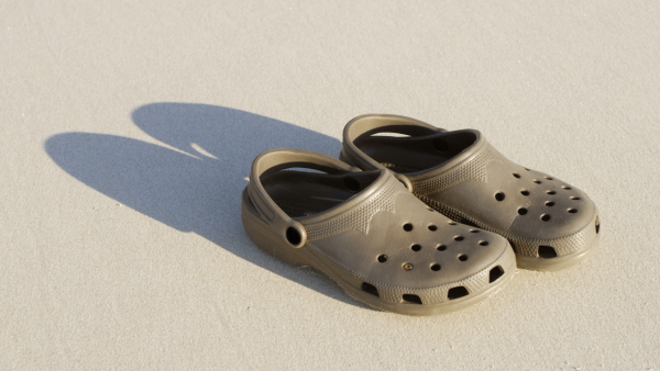 中环上班穿Crocs会社死？内地客惊见满街都在穿！港人亲揭办公室“干湿分离”