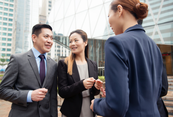 中环上班穿Crocs会社死？内地客惊见满街都在穿！港人亲揭办公室“干湿分离”