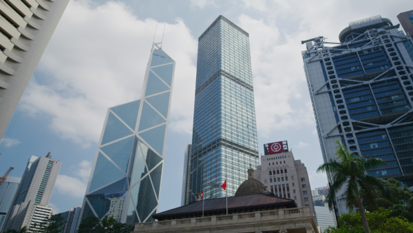 中环上班穿Crocs会社死？内地客惊见满街都在穿！港人亲揭办公室“干湿分离”