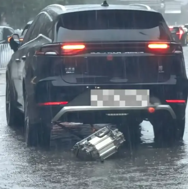 BYD雨天行駛電機突「脫落」！車底高壓線涉水沿路拖行 官方火速澄清【附電動車涉水3大盲區】