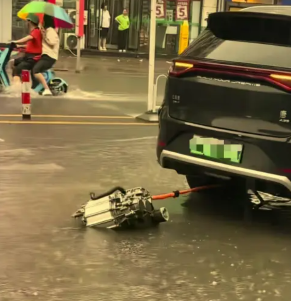 BYD雨天行駛電機突「脫落」！車底高壓線涉水沿路拖行 官方火速澄清【附電動車涉水3大盲區】