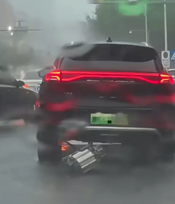 BYD雨天行駛電機突「脫落」！車底高壓線涉水沿路拖行 官方火速澄清【附電動車涉水3大盲區】