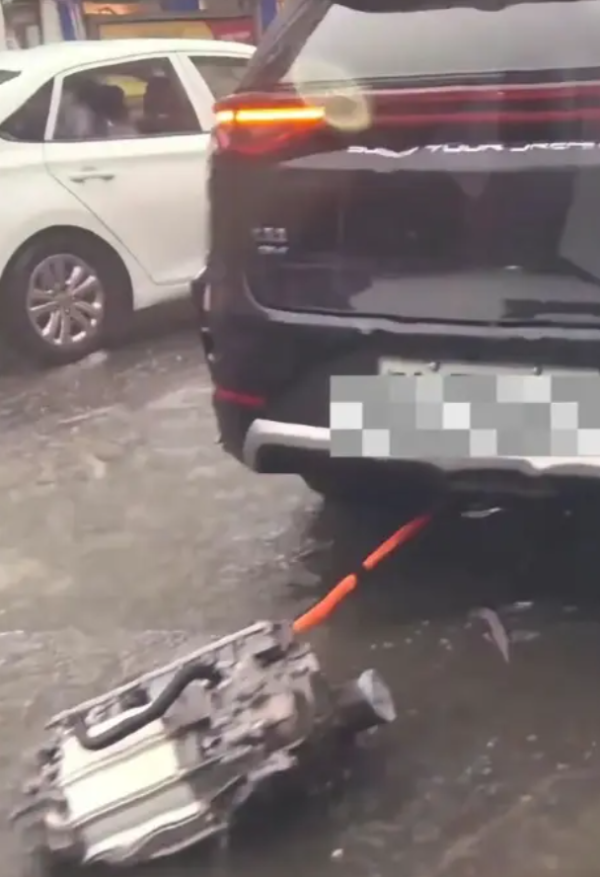 BYD雨天行駛電機突「脫落」！車底高壓線涉水沿路拖行 官方火速澄清【附電動車涉水3大盲區】