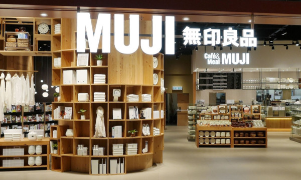 MUJI $10「萬用神鏟」全網推爆！網民實測一秒鏟平廚房陳年焦垢：見一隻掃一隻