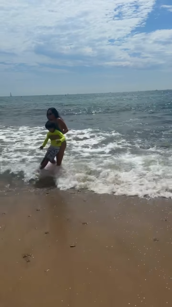 38歲混血辣媽淡出幕前火辣泳照曝光！出海解放魔鬼身材S曲線震撼眼球