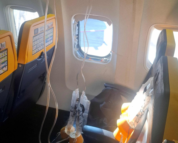 有片!廉航客機窗口飛行中途爆裂 男乘客半身吸出機外 勇妻及乘客合力拉回