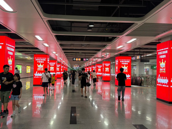 深圳地鐵閘機鋪天蓋地廣告惹眾怒 小紅書網民炮轟「醜出底線」批視覺污染 