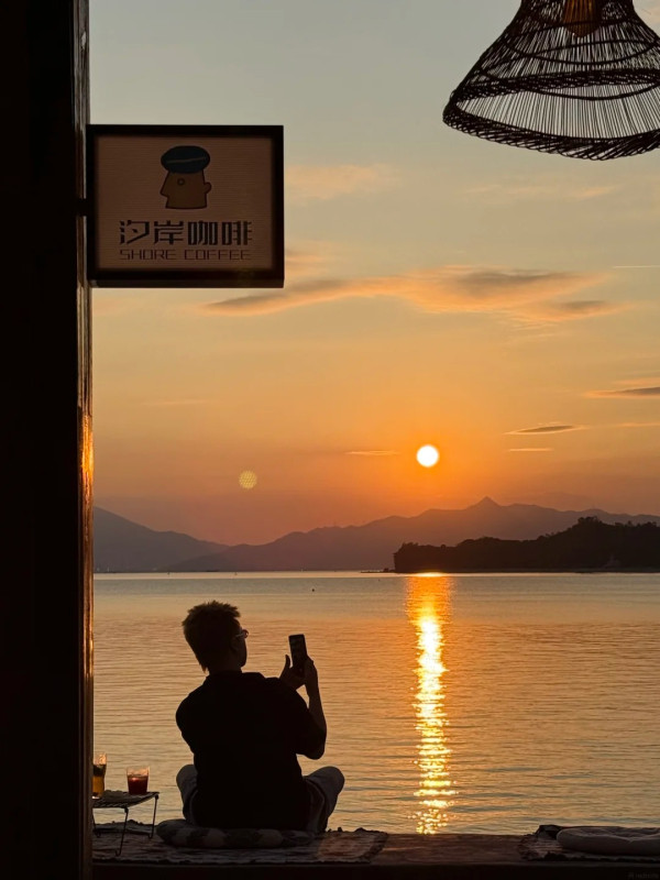 圖片來源:小紅書@Shore Coffee 汐岸日落咖啡馆 深圳大鵬新開海邊日落Cafe!無敵原木大窗、坐擁「橘子海」美景 附地址交通