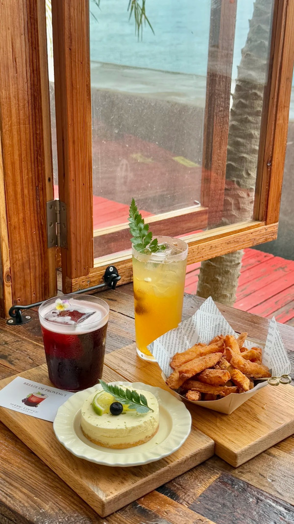 圖片來源:小紅書@米老虎 深圳大鵬新開海邊日落Cafe!無敵原木大窗、坐擁「橘子海」美景 附地址交通