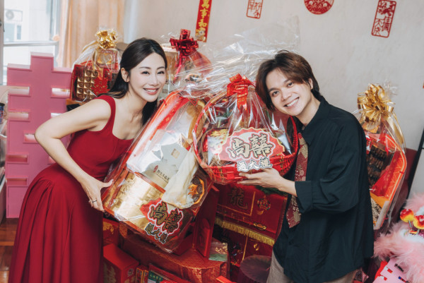 36歲女藝人閃婚曝過大禮奢華無比!嫁妝鋪滿地晒巨型龍鳳鈪:一切都好感動