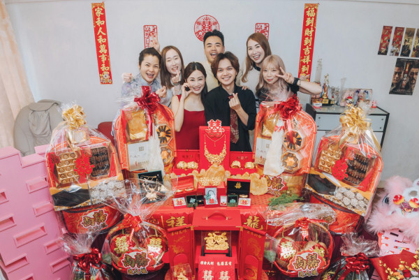 36歲女藝人閃婚曝過大禮奢華無比!嫁妝鋪滿地晒巨型龍鳳鈪:一切都好感動