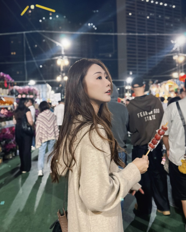 36歲女藝人閃婚曝過大禮奢華無比!嫁妝鋪滿地晒巨型龍鳳鈪:一切都好感動