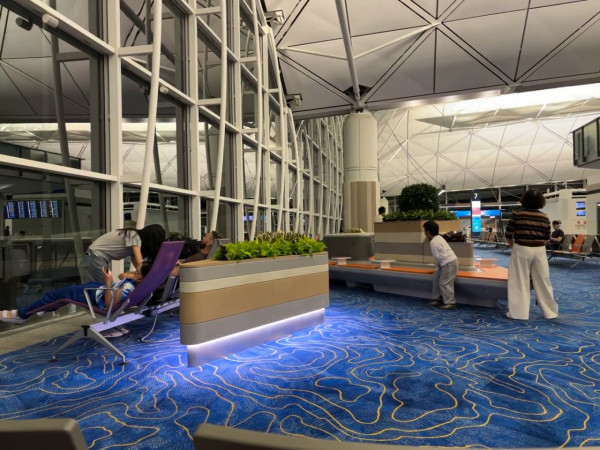 香港機場貼心休息設施獲內地遊客激讚 網民:下次要提早3小時去機場躺平