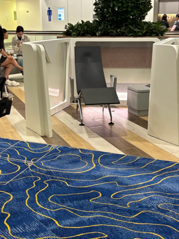 香港機場貼心休息設施獲內地遊客激讚 網民:下次要提早3小時去機場躺平