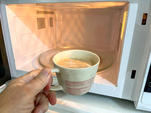 微波爐站太近有輻射？食品科學家拆解6大迷思：4類保鮮盒就算寫可微波也忌用