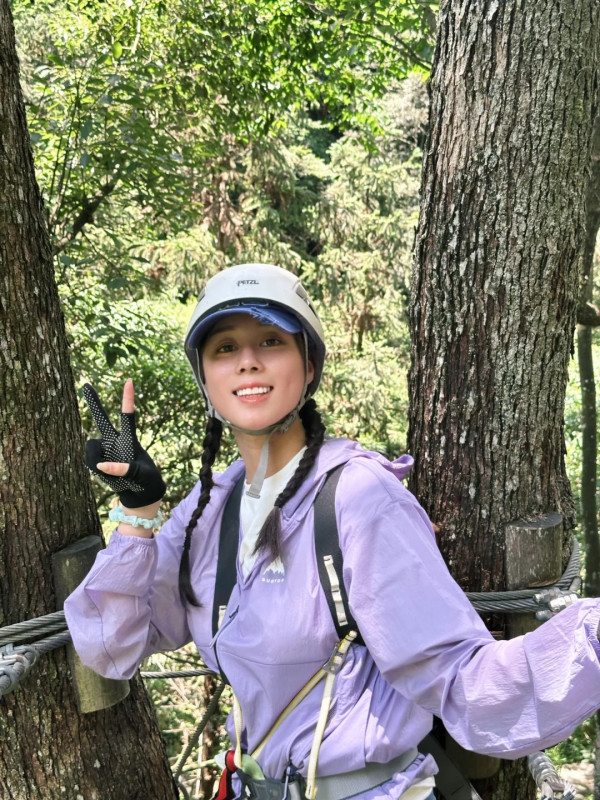 何超欣收千支玫瑰豪華慶祝27歲生日！孖神秘男頭貼頭親暱合照惹無限揣測