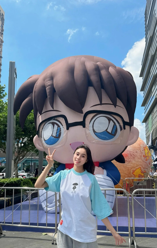 何超欣收千支玫瑰豪華慶祝27歲生日！孖神秘男頭貼頭親暱合照惹無限揣測