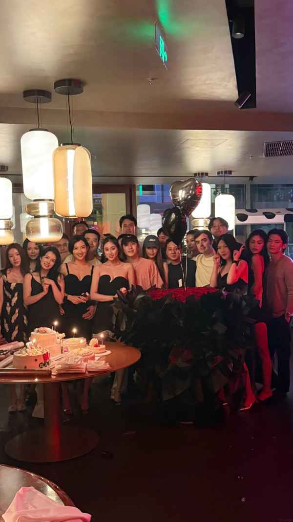 何超欣收千支玫瑰豪華慶祝27歲生日！孖神秘男頭貼頭親暱合照惹無限揣測