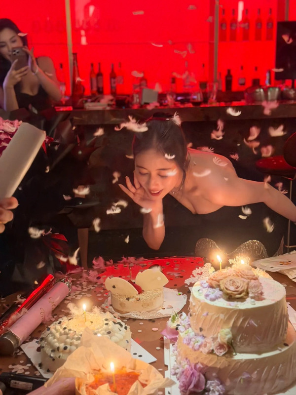 何超欣收千支玫瑰豪華慶祝27歲生日！孖神秘男頭貼頭親暱合照惹無限揣測