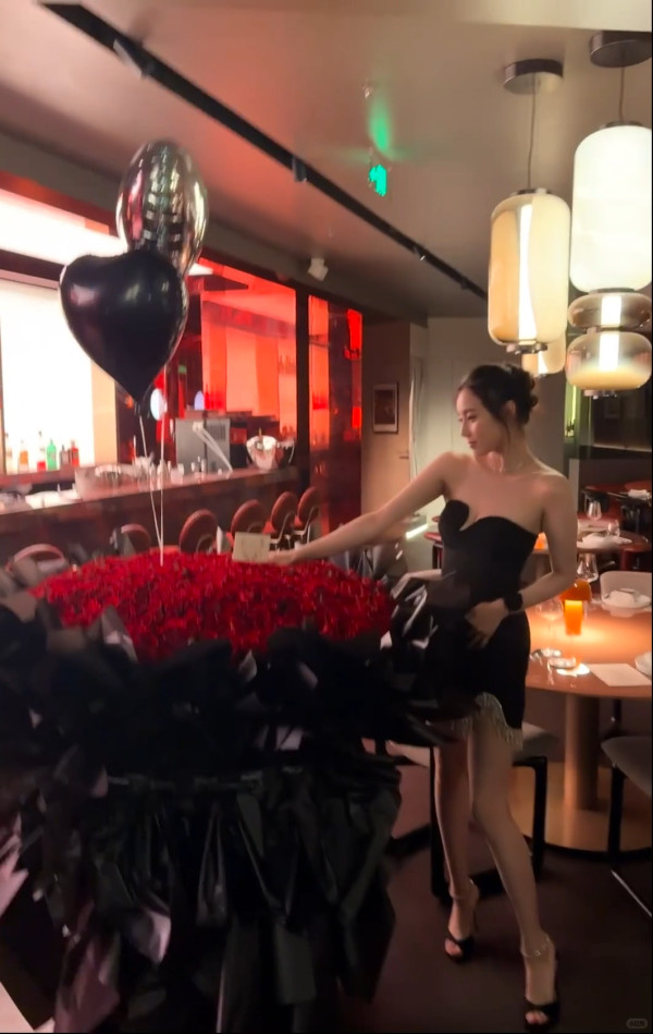 何超欣收千支玫瑰豪華慶祝27歲生日！孖神秘男頭貼頭親暱合照惹無限揣測