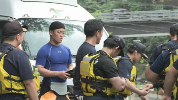 當地警方與消防組成的搜索隊,圖源:MBC 當地警方與消防組成的搜索隊,圖源:MBC