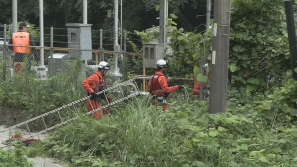 當地警方與消防組成的搜索隊,圖源:MBC 當地警方與消防組成的搜索隊,圖源:MBC