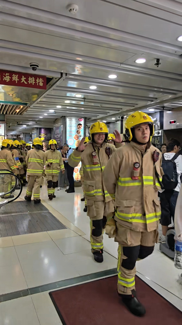 內地客街頭狂拍神似「江𤒹生AK」消防員 懶理保安勸阻 網民炮轟自私:缺乏基本尊重