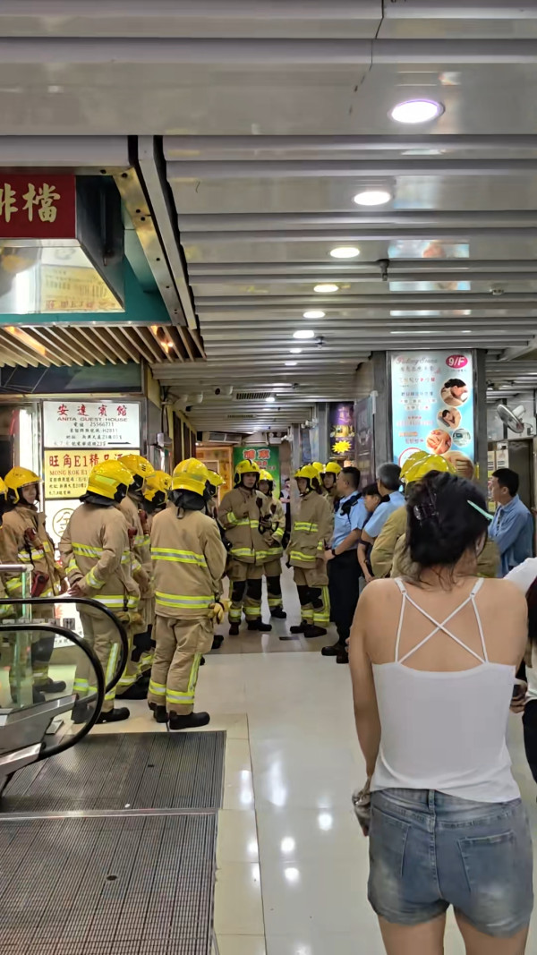 內地客街頭狂拍神似「江𤒹生AK」消防員 懶理保安勸阻 網民炮轟自私:缺乏基本尊重
